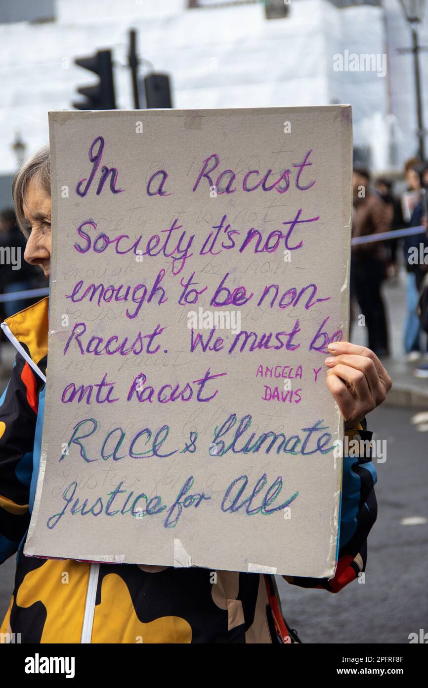 London, Vereinigtes Königreich - 18. März 2023: Tausende Demonstranten unterschiedlicher Herkunft versammelten sich im Zentrum Londons, um gegen Rassismus zu protestieren. Die Demonstranten riefen an: "Flüchtlinge sind hier willkommen" und forderten ein Ende des Ruanda-Gesetzes. Kredit: Sinai Noor / Alamy Live News Stockfoto