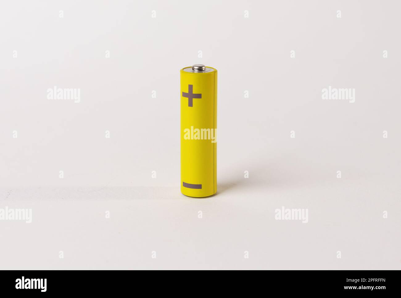 AA-Zylinderbatterie mit gelber Hintergrundfarbe Stockfoto