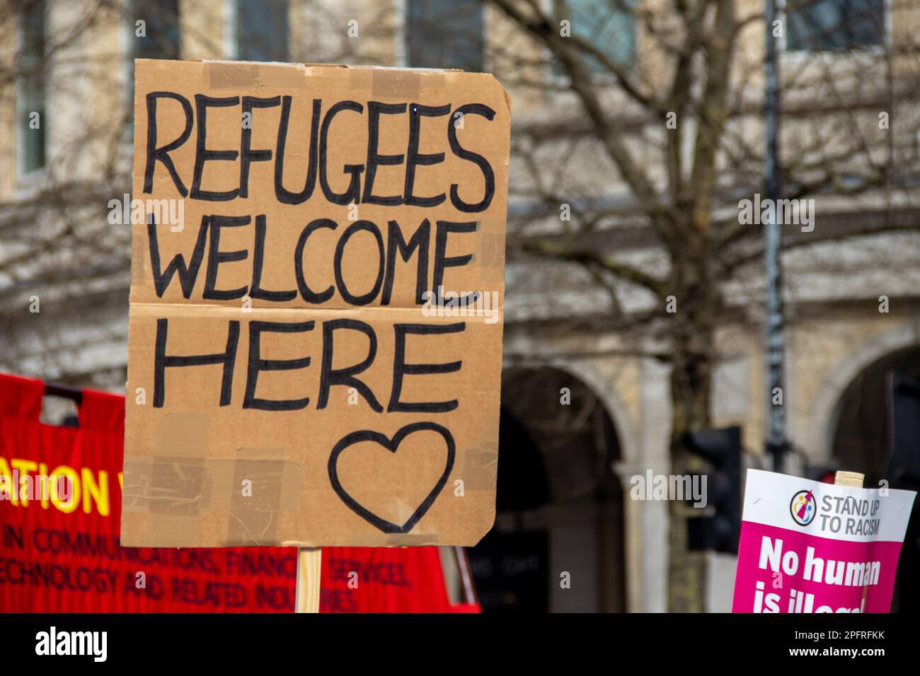 London, Vereinigtes Königreich - 18. März 2023: Tausende Demonstranten unterschiedlicher Herkunft versammelten sich im Zentrum Londons, um gegen Rassismus zu protestieren. Die Demonstranten riefen an: "Flüchtlinge sind hier willkommen" und forderten ein Ende des Ruanda-Gesetzes. Kredit: Sinai Noor / Alamy Live News Stockfoto