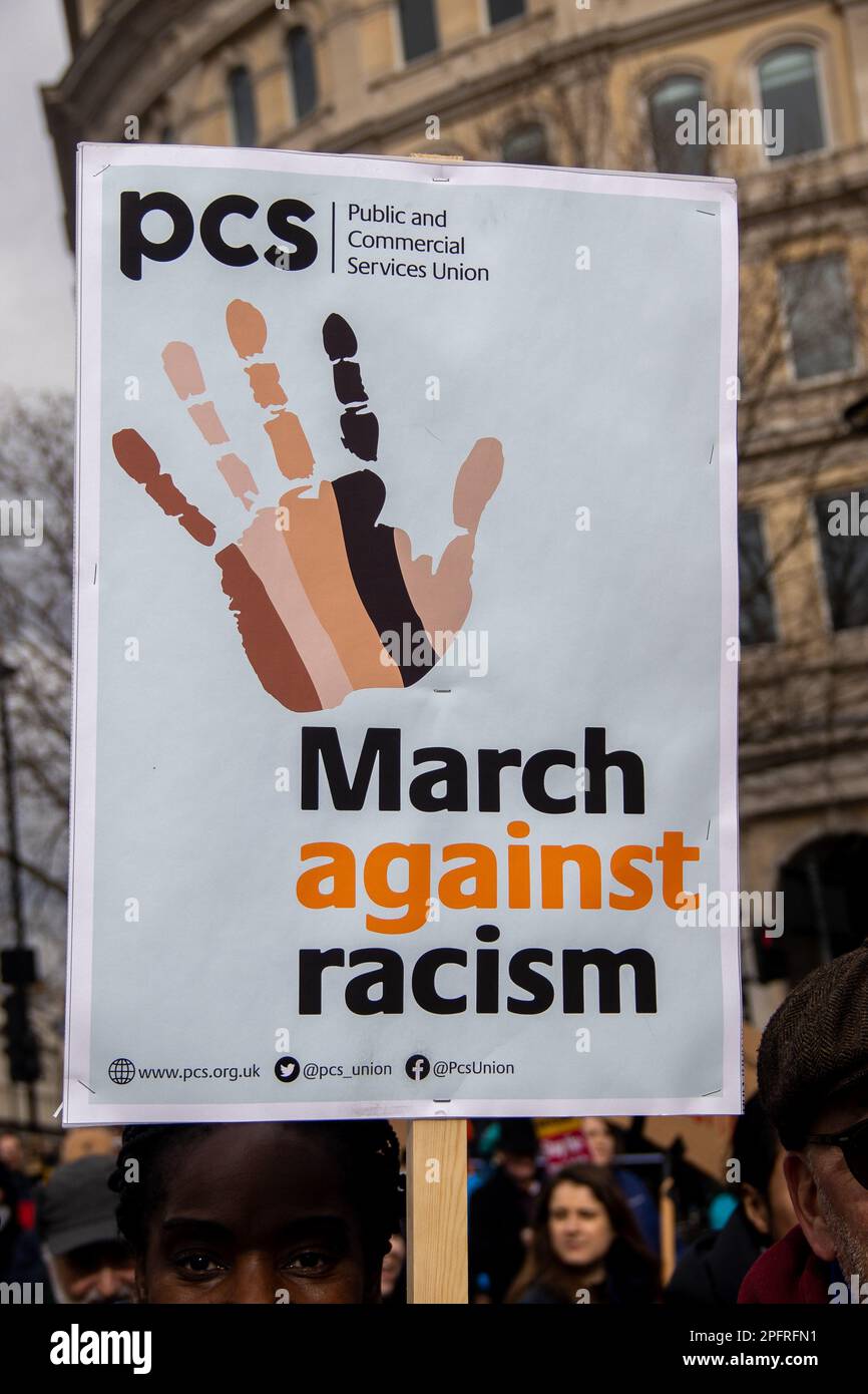 London, Vereinigtes Königreich - 18. März 2023: Tausende Demonstranten unterschiedlicher Herkunft versammelten sich im Zentrum Londons, um gegen Rassismus zu protestieren. Die Demonstranten riefen an: "Flüchtlinge sind hier willkommen" und forderten ein Ende des Ruanda-Gesetzes. Kredit: Sinai Noor / Alamy Live News Stockfoto