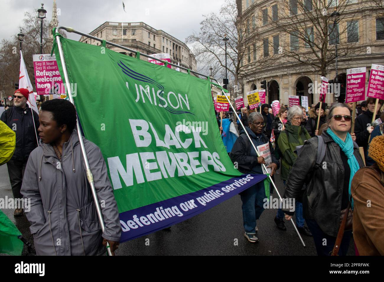 London, Vereinigtes Königreich - 18. März 2023: Tausende Demonstranten unterschiedlicher Herkunft versammelten sich im Zentrum Londons, um gegen Rassismus zu protestieren. Die Demonstranten riefen an: "Flüchtlinge sind hier willkommen" und forderten ein Ende des Ruanda-Gesetzes. Kredit: Sinai Noor / Alamy Live News Stockfoto