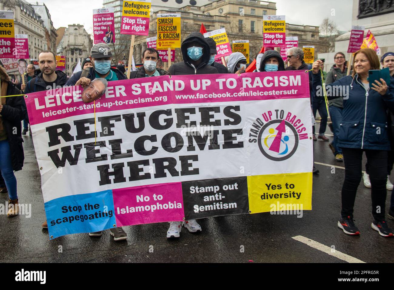 London, Vereinigtes Königreich - 18. März 2023: Tausende Demonstranten unterschiedlicher Herkunft versammelten sich im Zentrum Londons, um gegen Rassismus zu protestieren. Die Demonstranten riefen an: "Flüchtlinge sind hier willkommen" und forderten ein Ende des Ruanda-Gesetzes. Kredit: Sinai Noor / Alamy Live News Stockfoto