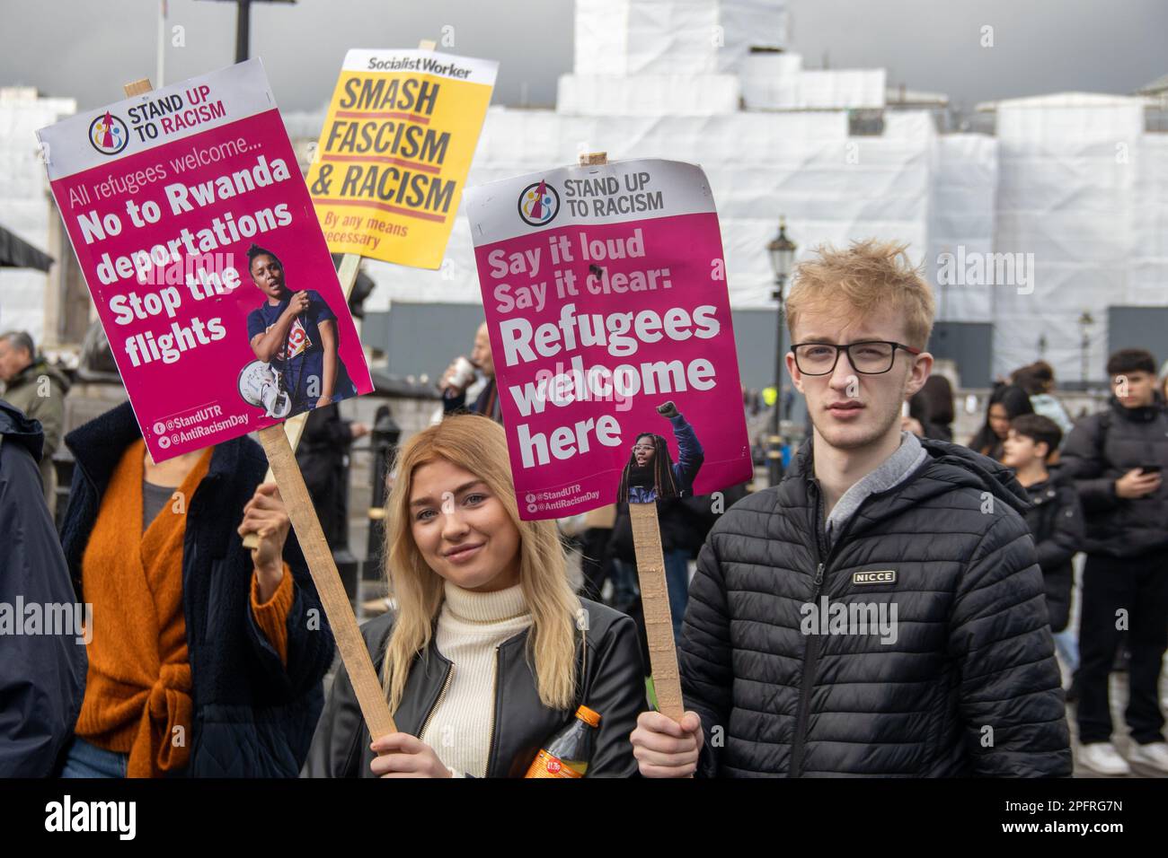 London, Vereinigtes Königreich - 18. März 2023: Tausende Demonstranten unterschiedlicher Herkunft versammelten sich im Zentrum Londons, um gegen Rassismus zu protestieren. Die Demonstranten riefen an: "Flüchtlinge sind hier willkommen" und forderten ein Ende des Ruanda-Gesetzes. Kredit: Sinai Noor / Alamy Live News Stockfoto