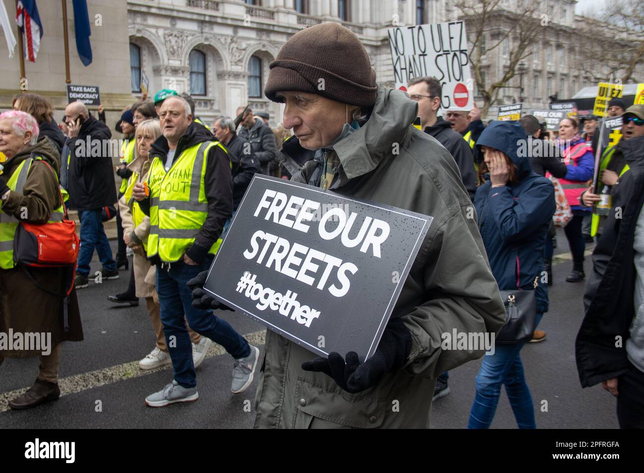 London, Vereinigtes Königreich - 18. März 2023: In Whitehall fand ein Protest "Stop the ULEZ" statt, bei dem Demonstranten ihre Unzufriedenheit über den Londoner Bürgermeister, Sadiq Khans Entscheidung zum Ausdruck brachten, die Ultra Low Emission Zone von der Nord- und der Süd-Kreisstraße auf die M25 auszudehnen. Kredit: Sinai Noor / Alamy Live News Stockfoto