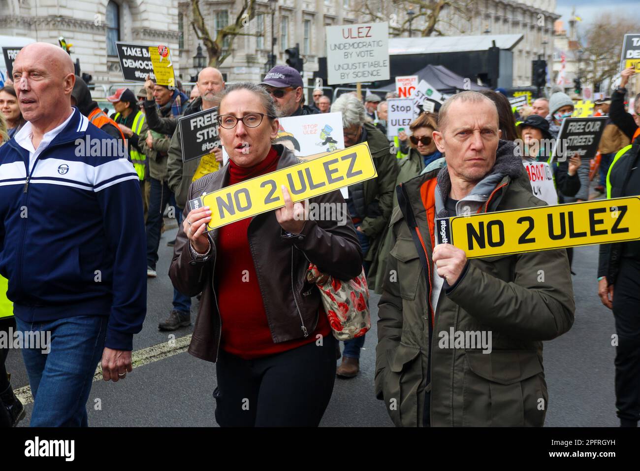 London, Vereinigtes Königreich - 18. März 2023: In Whitehall fand ein Protest "Stop the ULEZ" statt, bei dem Demonstranten ihre Unzufriedenheit über den Londoner Bürgermeister, Sadiq Khans Entscheidung zum Ausdruck brachten, die Ultra Low Emission Zone von der Nord- und der Süd-Kreisstraße auf die M25 auszudehnen. Kredit: Sinai Noor / Alamy Live News Stockfoto