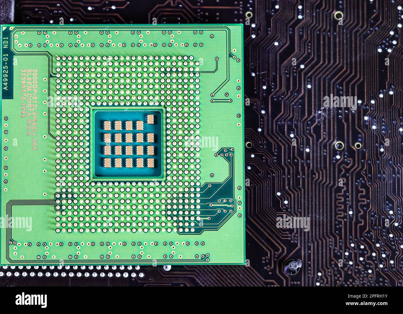 Nahaufnahme der Hochleistungs-CPU oder der zentralen Prozessoreinheit auf dem Hintergrund der Elektronikplatine. Stockfoto