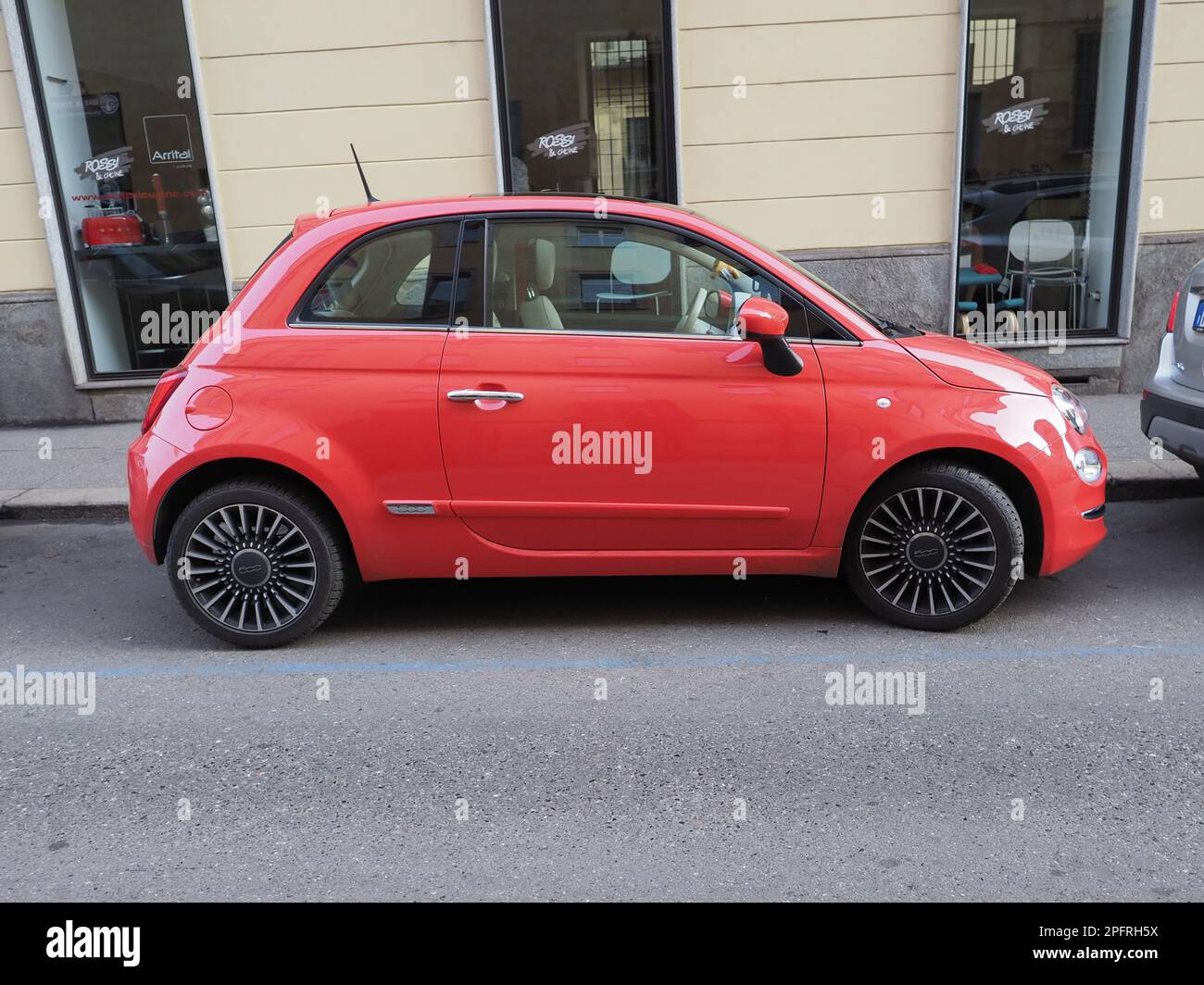 TURIN, ITALIEN - CA. JANUAR 2023: Roter Fiat 500 Stockfoto