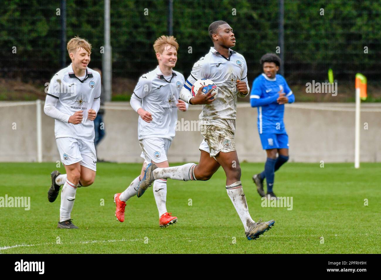 Swansea, Wales. 18. März 2023 Richard Faakye aus Swansea City nimmt den Ball zurück auf die halbe Strecke, nachdem er das gleichmäßige Tor seiner Seite erzielt hat, um während des Spiels der Professional Development League zwischen Swansea City unter 18 und Birmingham City unter 18 in der Swansea City Academy in Swansea, Wales, 2-2 Punkte zu erzielen. UK am 18. März 2023. Kredit: Duncan Thomas/Majestic Media/Alamy Live News. Stockfoto