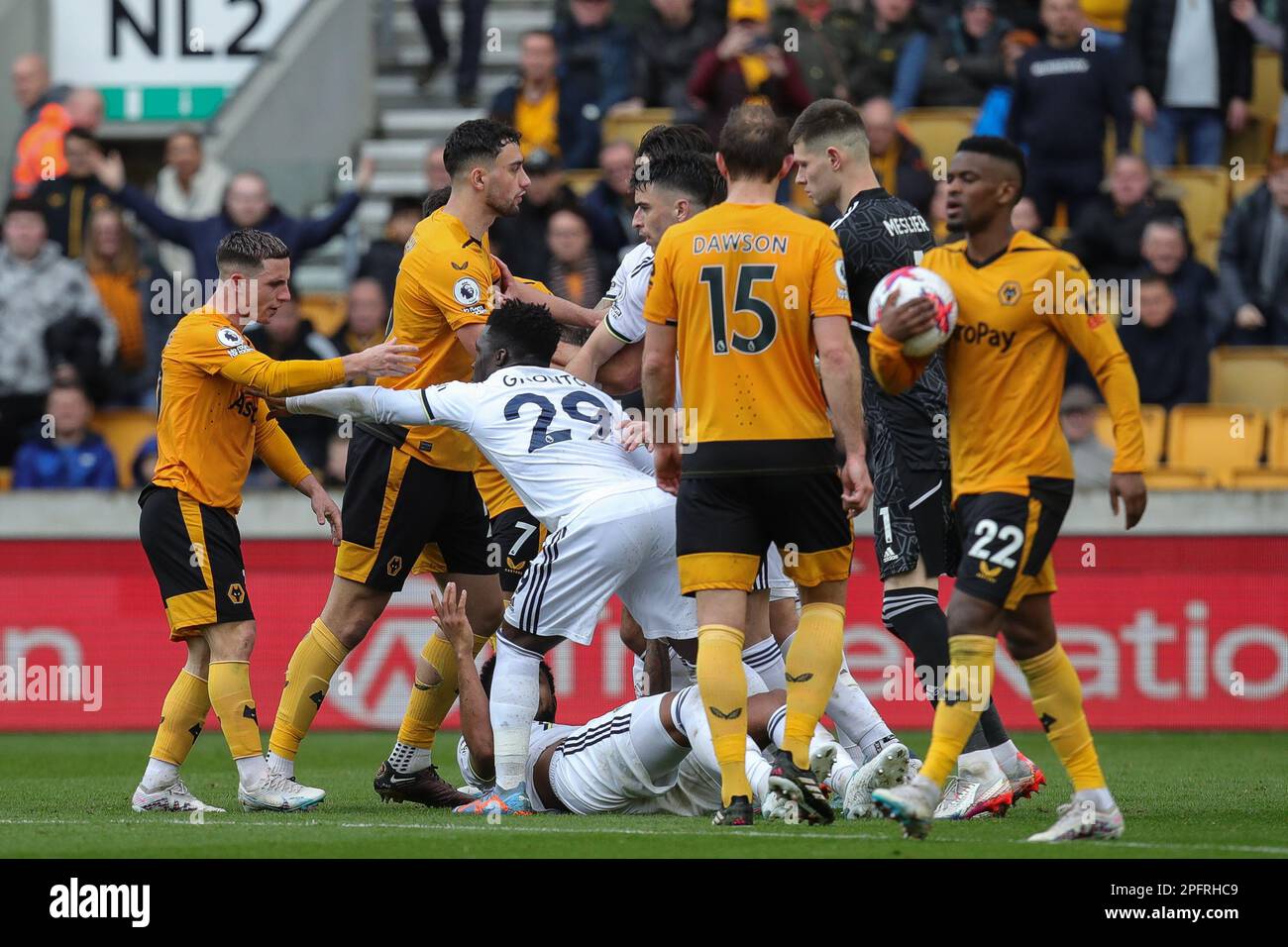 Während des Premier-League-Spiels Wolverhampton Wanderers vs Leeds United in Molineux, Wolverhampton, Großbritannien, 18. März 2023 tritt eine Schlägerei zwischen den beiden Teams auf (Foto: James Heaton/News Images) Stockfoto