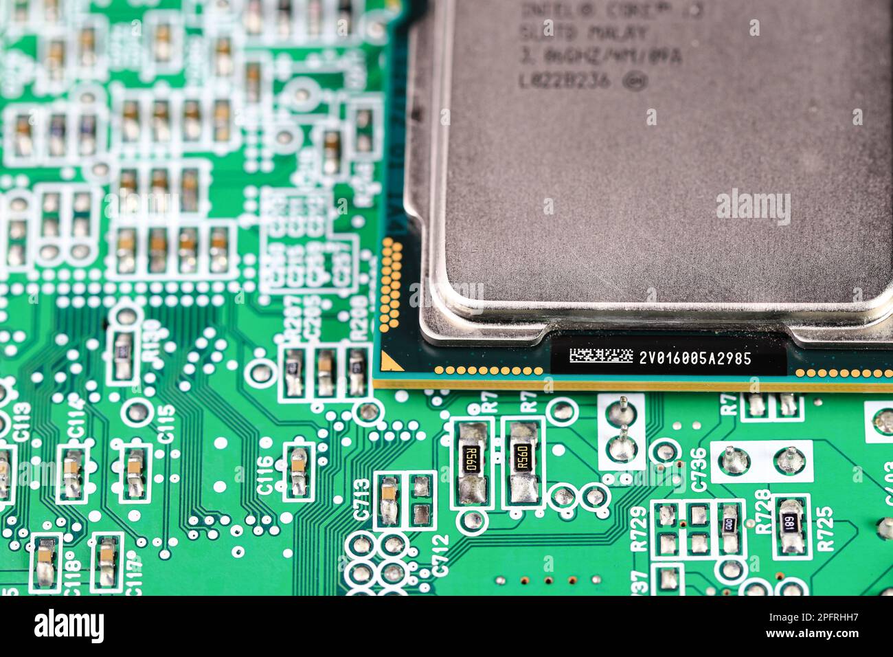 Nahaufnahme der Hochleistungs-CPU oder der zentralen Prozessoreinheit auf dem Hintergrund der Elektronikplatine. Stockfoto