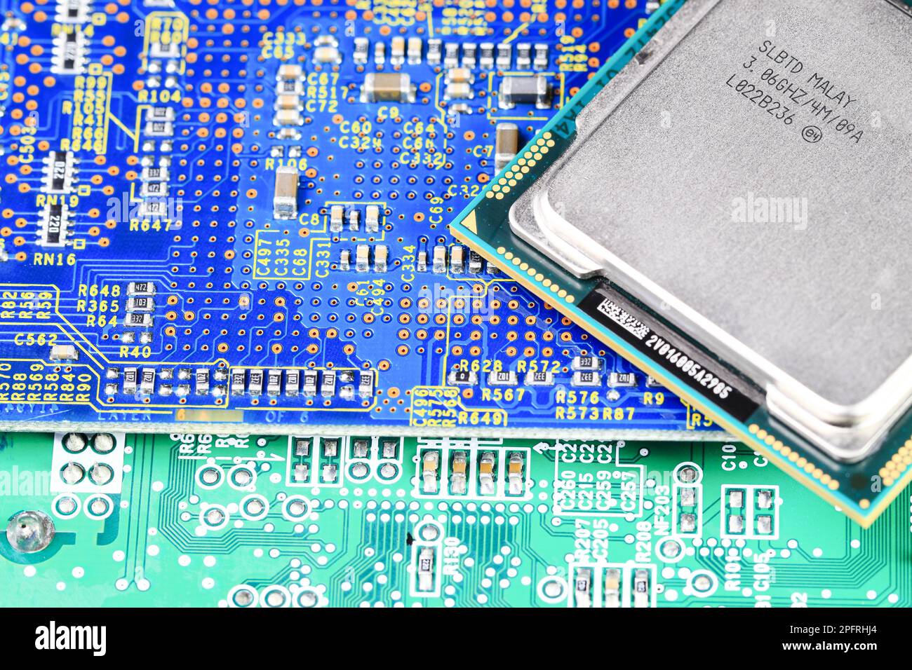 Nahaufnahme der Hochleistungs-CPU oder der zentralen Prozessoreinheit auf dem Hintergrund der Elektronikplatine. Stockfoto