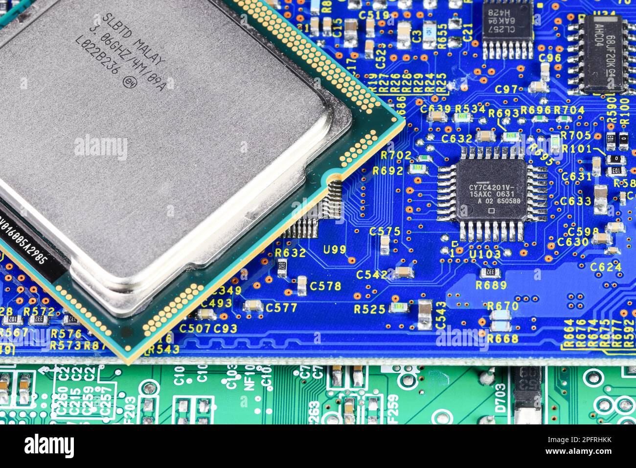 Nahaufnahme der Hochleistungs-CPU oder der zentralen Prozessoreinheit auf dem Hintergrund der Elektronikplatine. Stockfoto
