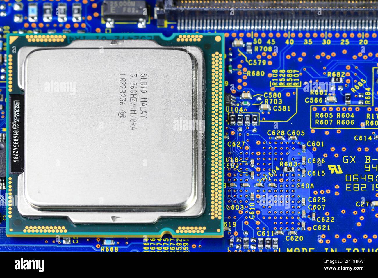 Nahaufnahme der Hochleistungs-CPU oder der zentralen Prozessoreinheit auf dem Hintergrund der Elektronikplatine. Stockfoto