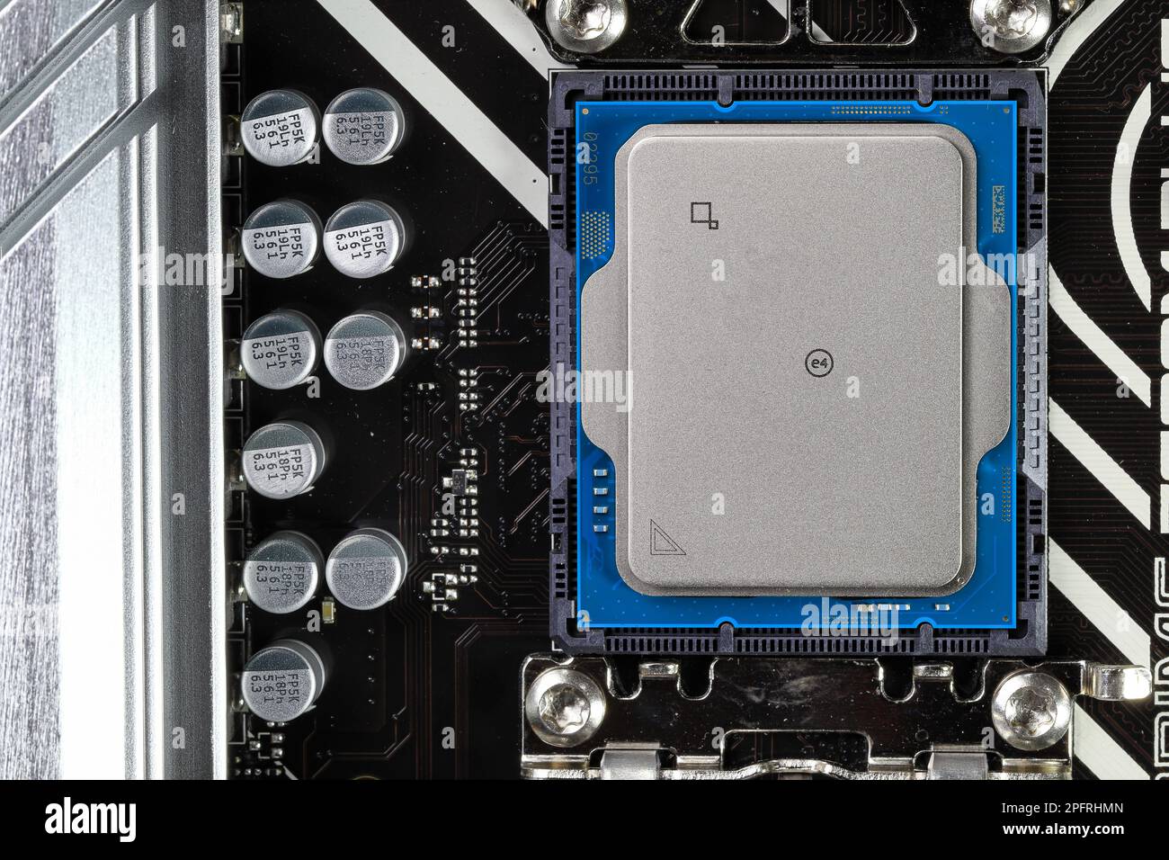 Nahaufnahme der Hochleistungs-CPU oder der zentralen Prozessoreinheit, die auf dem Motherboard installiert ist. Stockfoto