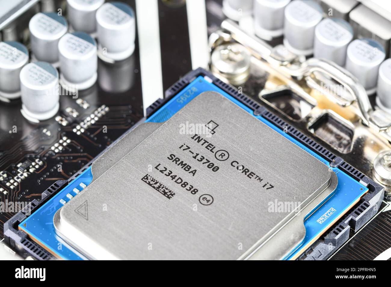 Nahaufnahme der Hochleistungs-CPU oder der zentralen Prozessoreinheit, die auf dem Motherboard installiert ist. Stockfoto