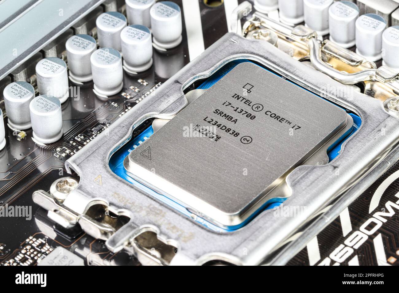 Nahaufnahme der Hochleistungs-CPU oder der zentralen Prozessoreinheit, die auf dem Motherboard installiert ist. Stockfoto