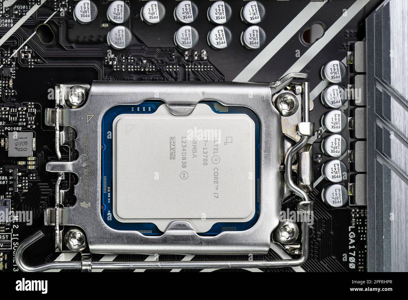 Nahaufnahme der Hochleistungs-CPU oder der zentralen Prozessoreinheit, die auf dem Motherboard installiert ist. Stockfoto