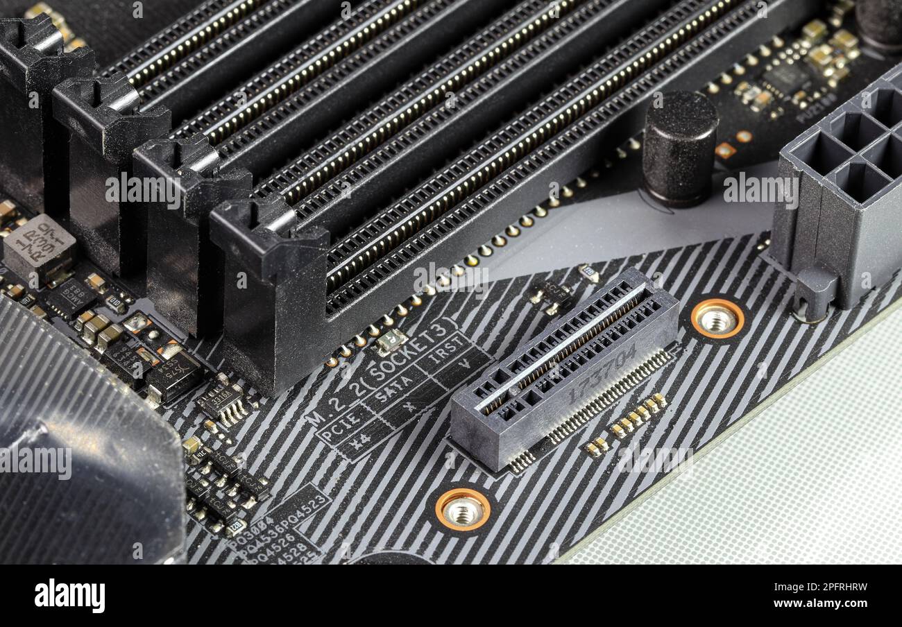 Nahaufnahme der vertikalen PCIe-M.2-Steckverbinderschnittstelle für modernen hochleistungs-ssd-Speicher auf modernen Computern. Stockfoto