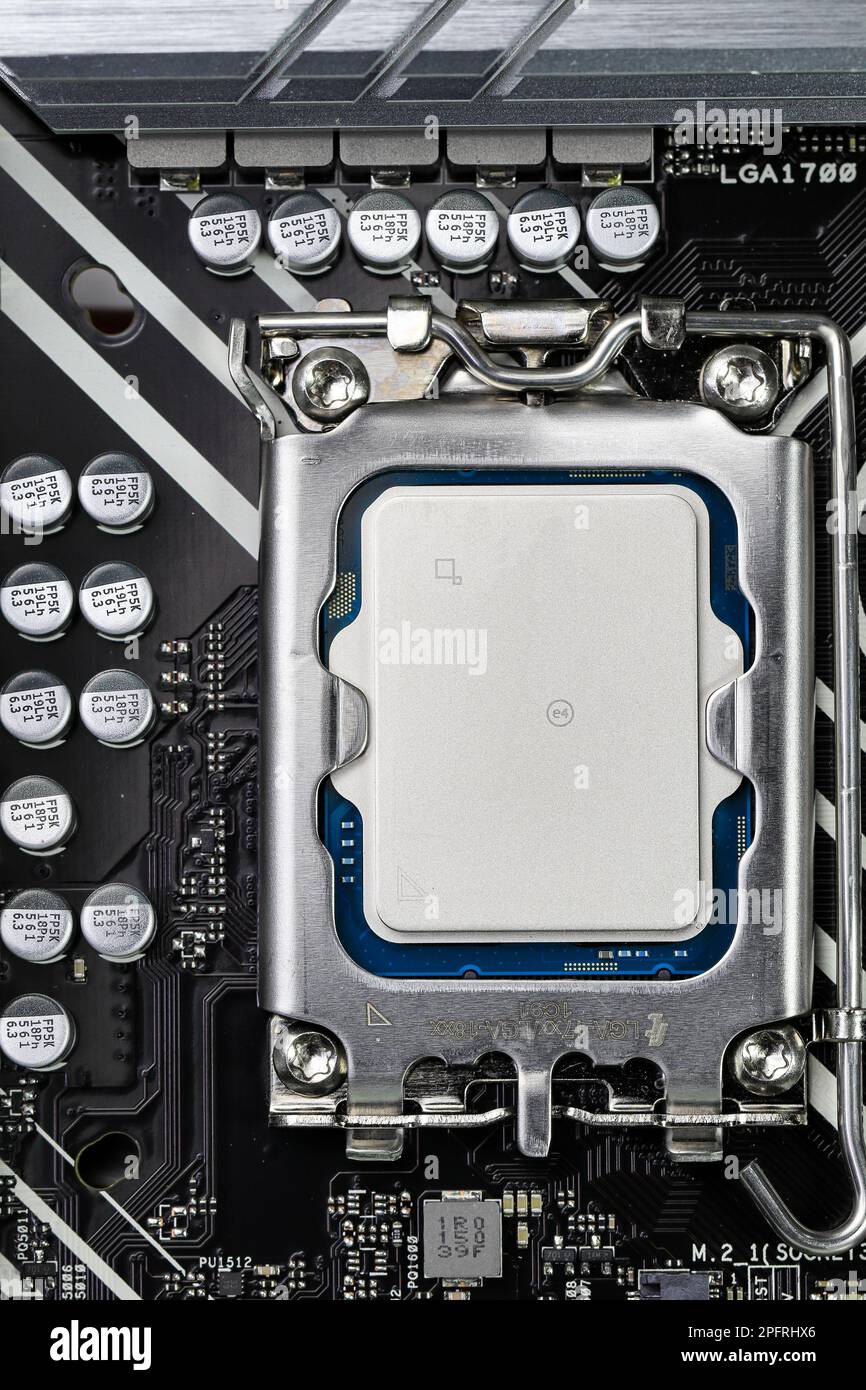 Nahaufnahme der Hochleistungs-CPU oder der zentralen Prozessoreinheit auf dem Hintergrund der Elektronikplatine. Stockfoto