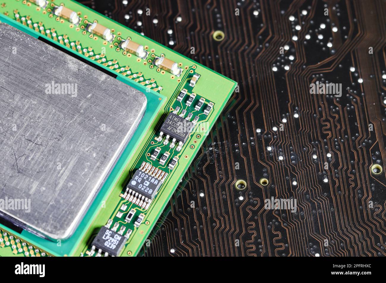 Nahaufnahme der Hochleistungs-CPU oder der zentralen Prozessoreinheit, die auf dem Motherboard installiert ist. Stockfoto