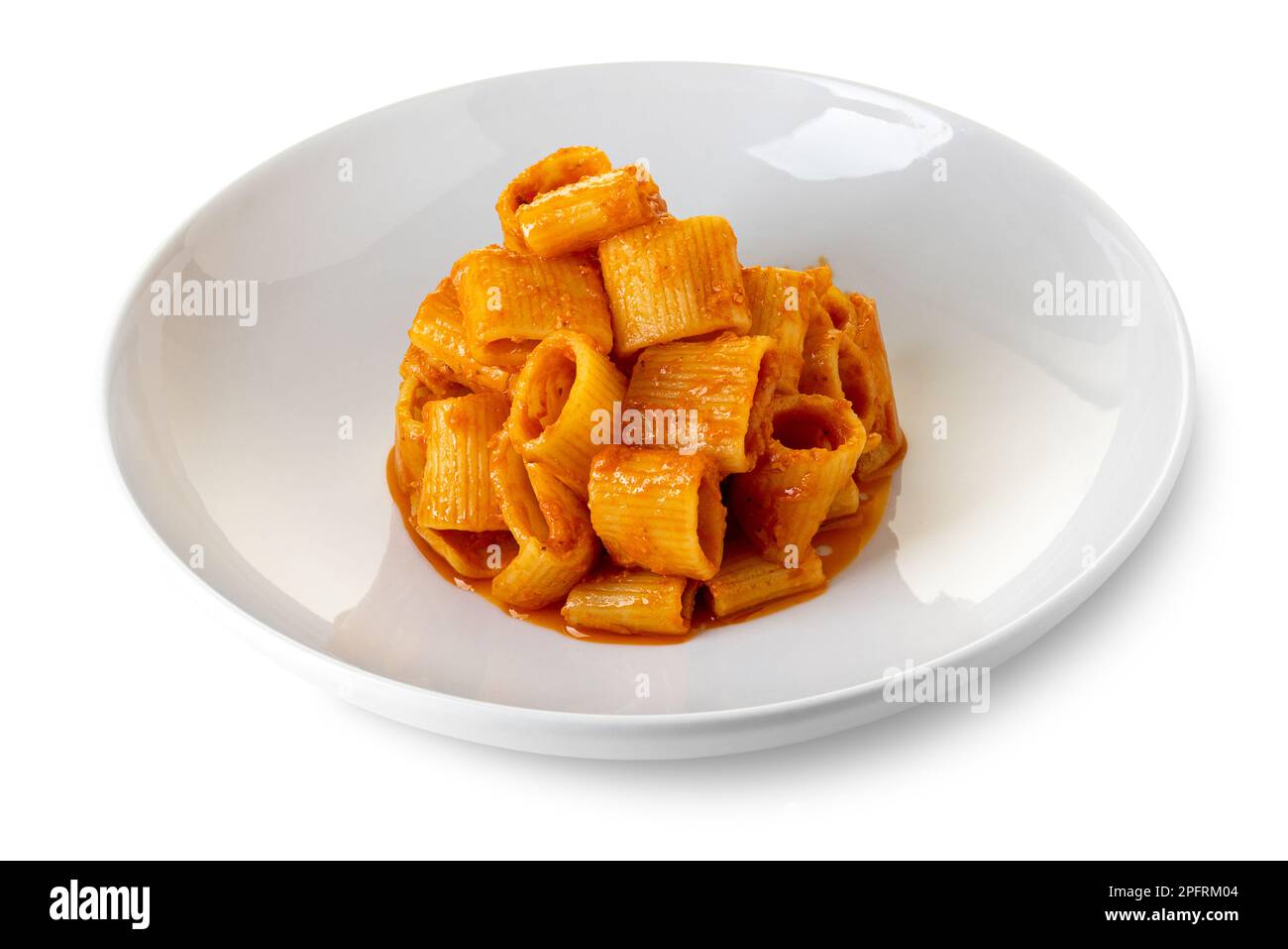 Mezze Maniche Makkaroni Pasta gekocht mit roter Tomatensoße auf weißem Teller, isoliert auf weißem Boden, Schneideweg im Preis inbegriffen Stockfoto