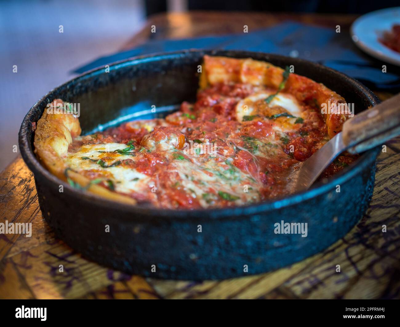 Pizza nach Chicago-Art ist Pizza, die nach verschiedenen, in Chicago entwickelten Stilen zubereitet wird, die aufgrund ihres Kochstils weithin als Deep-Dish-Pizza bezeichnet wird Stockfoto