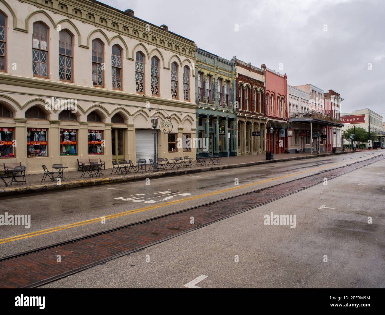 Das historische Viertel Strand im Zentrum von Galveston, Texas, bietet an regnerischen Tagen ein ruhiges und ruhiges Bild, das von Menschen ohne aber voller historischer Cha geprägt ist Stockfoto