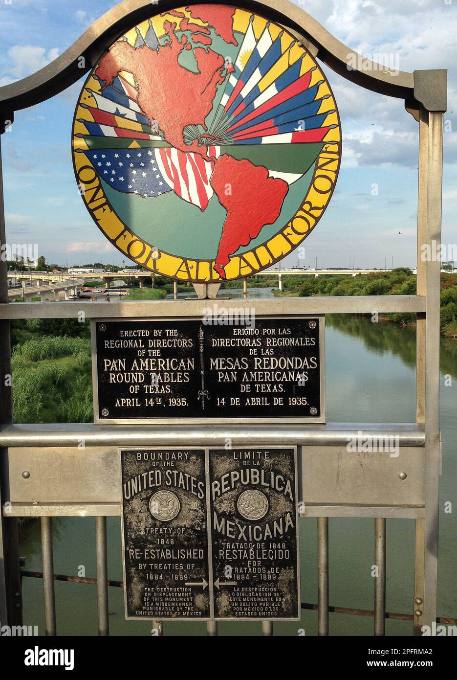 Dieses farbenfrohe Schild markiert die Grenze zwischen den Vereinigten Staaten und Mexiko und erstreckt sich über eine Brücke über den Rio Grande River in Laredo, Texas. Das lebhafte hu Stockfoto