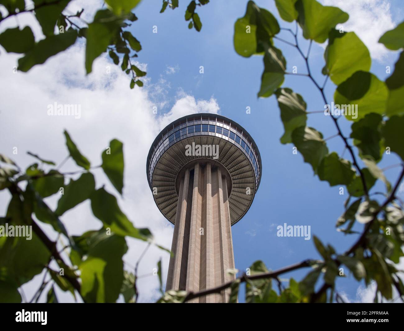 Der Tower of the Americas ist 750 m hoch und dominiert die Skyline von San Antonio und bietet einen atemberaubenden Blick auf die Stadt. Dieses legendäre Wahrzeichen Stockfoto