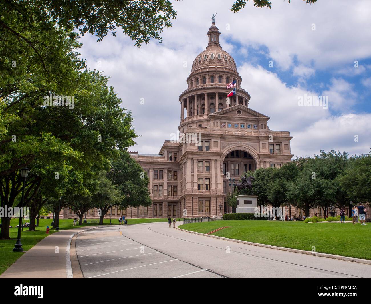 Tauchen Sie ein in die reiche Geschichte und den patriotischen Stolz des Lone Star State mit diesem atemberaubenden Stockfoto des Texas State Capitol Building. Gegen die Ba Stockfoto
