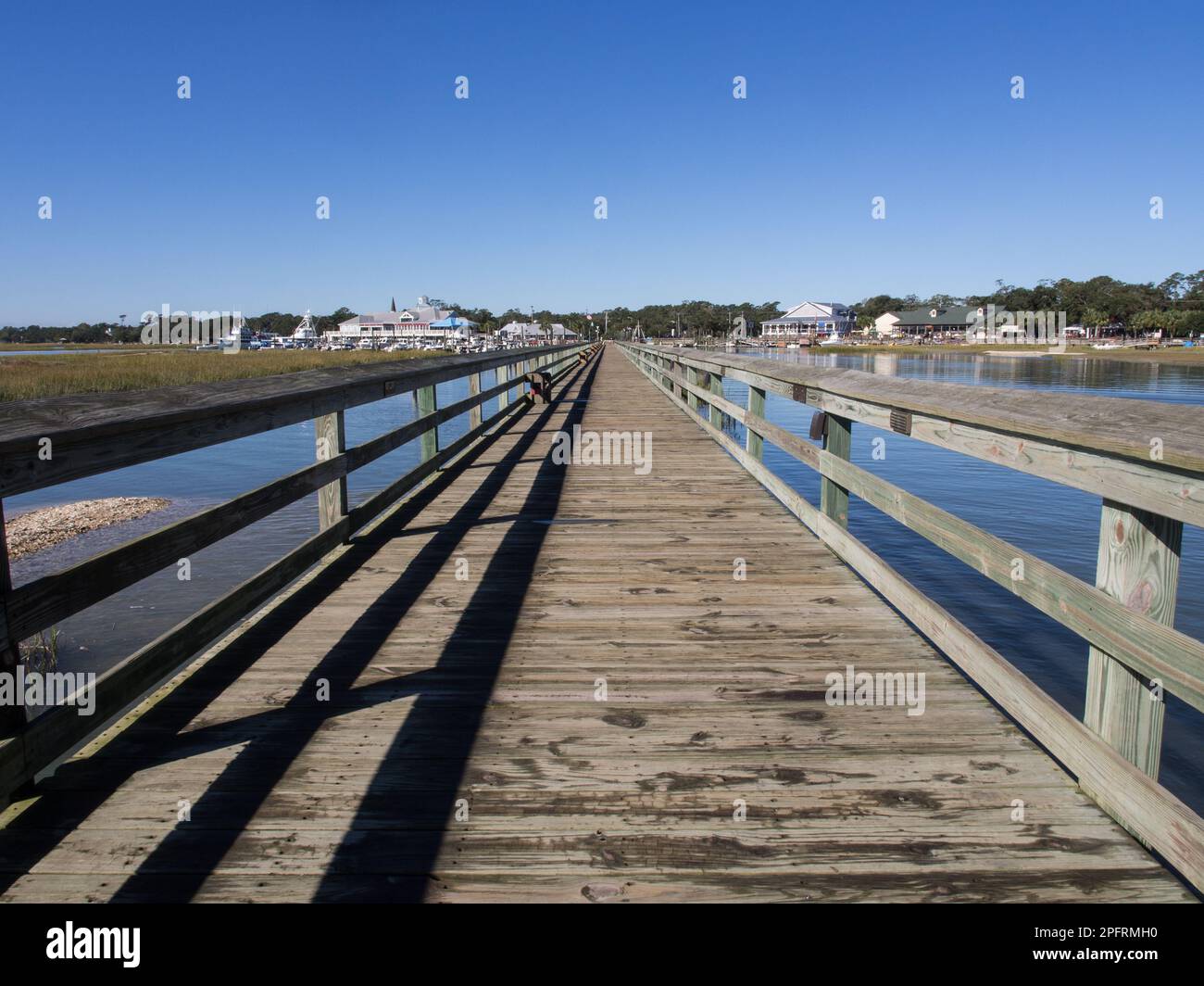 Der lange hölzerne Pier in Murrell's Inlet, südlich von Myrtle Beach in South Carolina, ist eine beliebte Touristenattraktion, die einen atemberaubenden Ausblick bietet Stockfoto