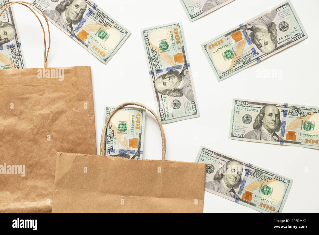 Dollarpapierverpackung auf weißem Hintergrund, Geschäft Stockfoto