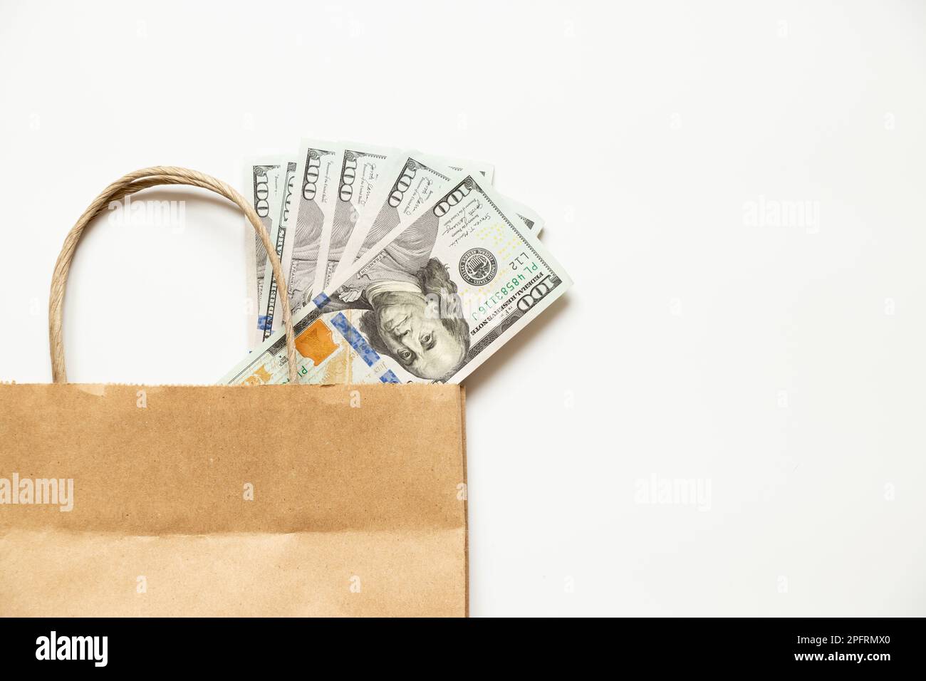 Dollarpapierverpackung auf weißem Hintergrund Stockfoto