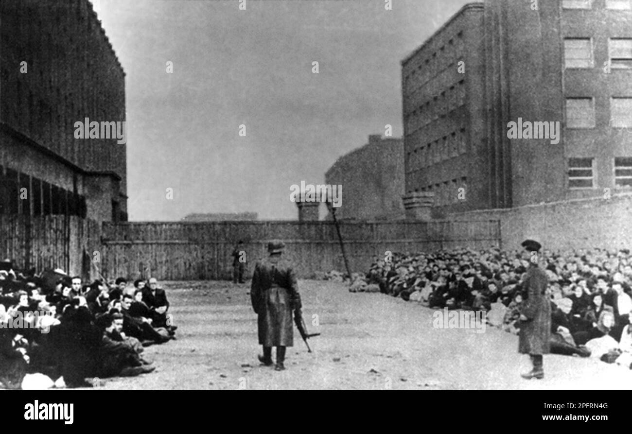 In den frühen Stadien des Jahres WW2 wurden die Juden in den von den nazis besetzten europa zusammengeführt und in überfüllte Ghettos gezwungen. Als die Entscheidung getroffen wurde, sie alle zu töten, wurden sie in Vernichtungszentren deportiert, um sie zu töten. Dieses Bild zeigt die aufgefangenen Juden, die vor ihrer Deportation in das Treblinka-Todeslager in einem Haltebügel am umschlagplatz saßen Stockfoto