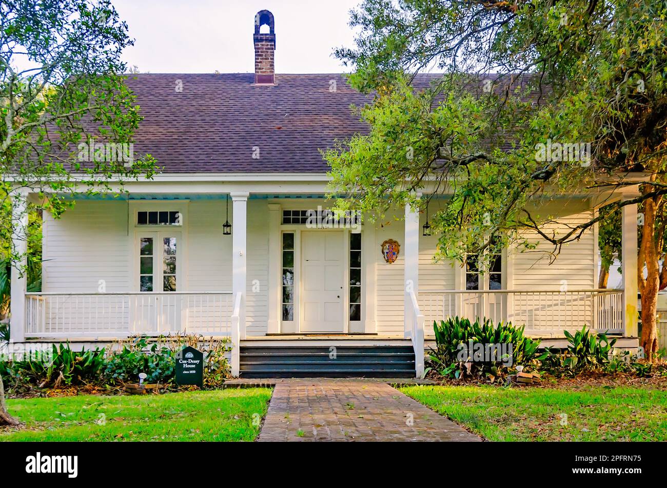 Das Cox-Deasy-Haus ist am 8. März 2023 in Mobile, Alabama, abgebildet. Das 1850 Creole Cottage ist Teil des Oakleigh Historic Complex. Stockfoto