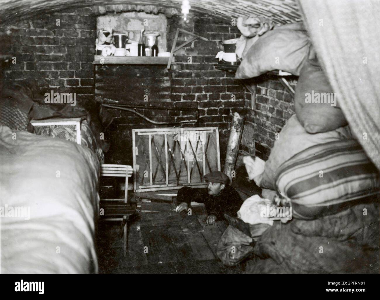 Im Januar 1943 kamen die nazis an, um die Juden des Warschauer Ghettos zu verhaften. Die Juden, die entschlossen waren, es zu bekämpfen, nahmen es mit selbstgemachten und primitiven Waffen auf die SS abgesehen. Die Verteidiger wurden hingerichtet oder deportiert, und das Ghetto-Gebiet wurde systematisch abgerissen. Dieses Ereignis ist bekannt als Ghetto-Aufstand. Dieses Bild zeigt einen unterirdischen Bunker, in dem die Reistance-Kämpfer wohnten. Dieses Bild stammt aus der deutschen Fotoaufzeichnung des Ereignisses, bekannt als Stroop-Bericht. Stockfoto