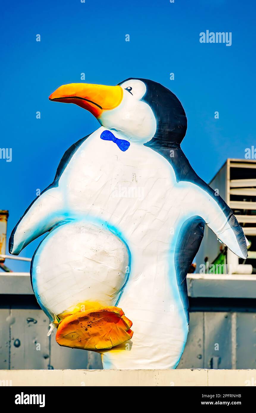 Ein Plastikpinguin tanzt am 8. März 2023 auf dem Dach der Ice Box Bar in Mobile, Alabama. Stockfoto