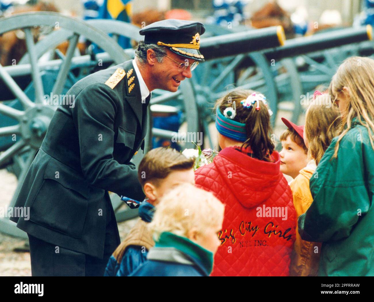 KÖNIG CARL XVI. GUSTAF von Schweden gratuliert Kindern, wenn er nach Tradition auf dem schlosshof zu seinem Geburtstag gefeiert wird Stockfoto