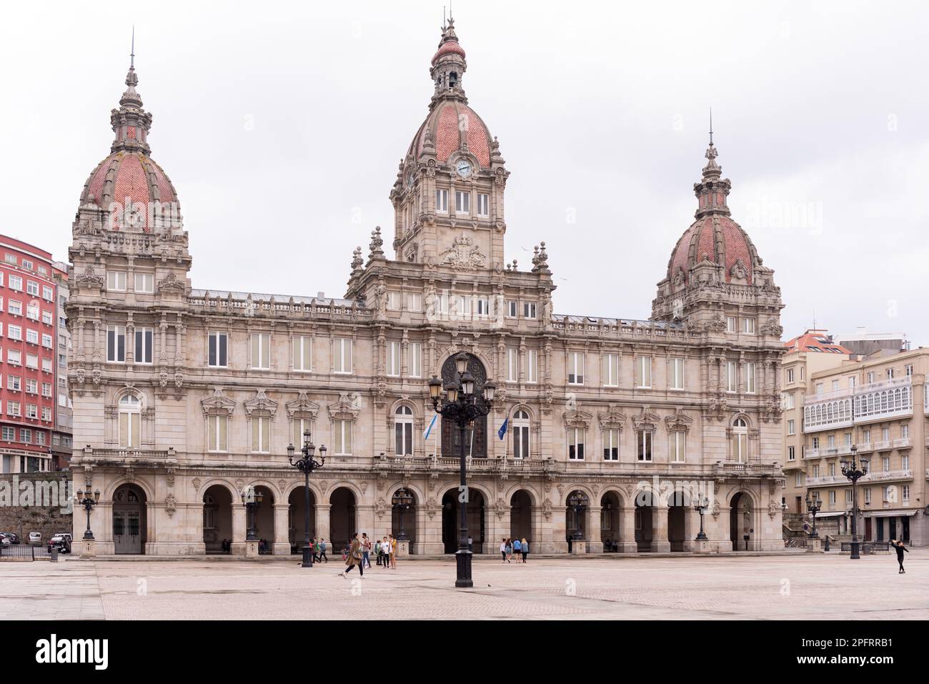 Die belebte Plaza Maria Pita im Herzen von La Coruña, Galicien, Spanien, wird tagsüber mit Einheimischen und Touristen, die das lebhafte atmos genießen, zum Leben erweckt Stockfoto