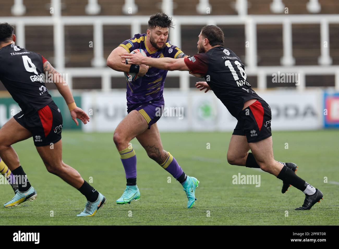 Alex Foster of Thunder wird am Samstag, den 18. März 2023, von Ethan Natoli von London Broncos beim BETFRED Championship-Spiel zwischen Newcastle Thunder und London Broncos im Kingston Park, Newcastle, angegriffen. (Foto: Chris Lishman | MI News) Kredit: MI News & Sport /Alamy Live News Stockfoto