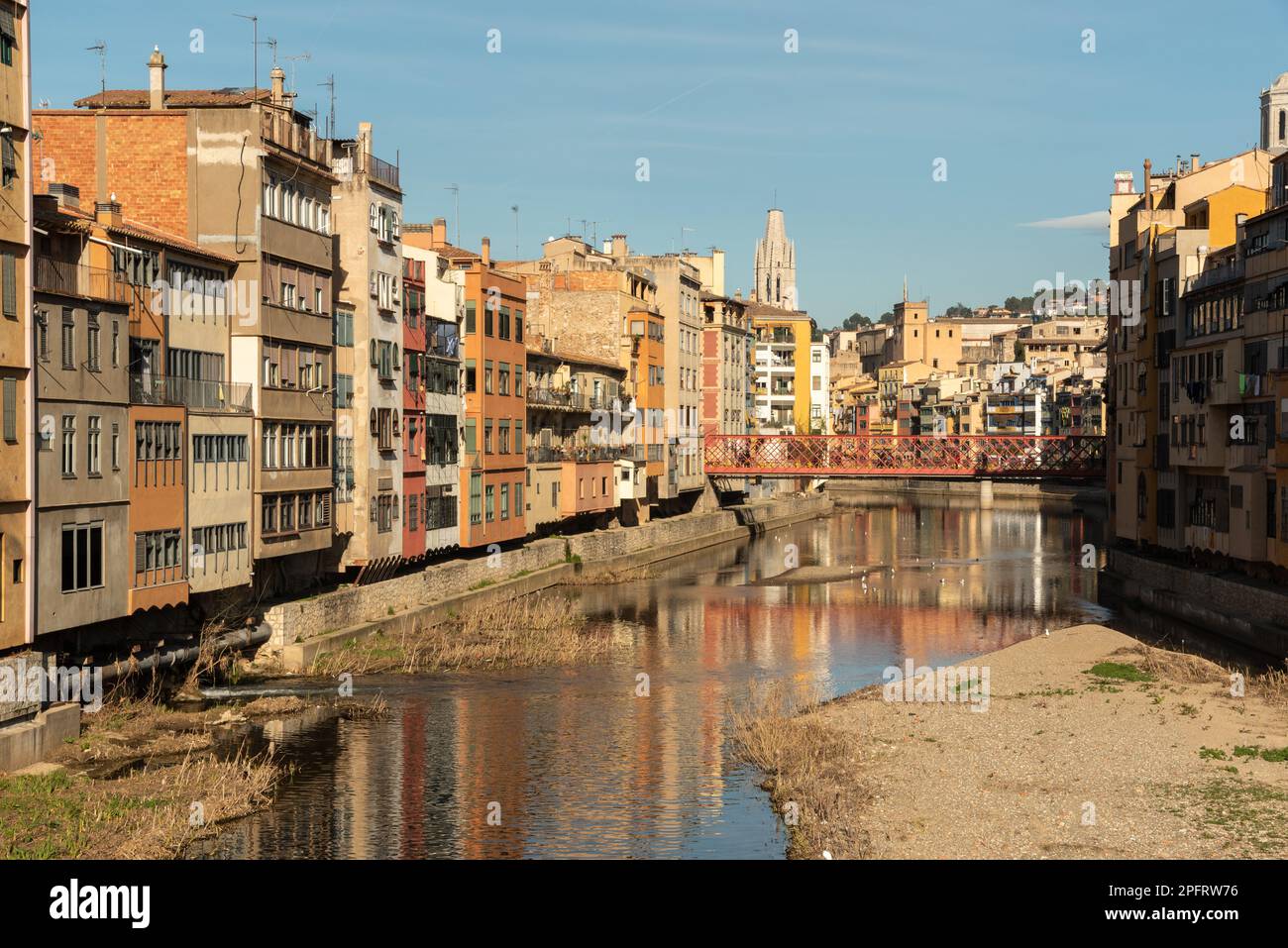 Die farbenfrohen Gebäude von Girona in Catalunya, Spanien, verleihen dem historischen Charme der Stadt ein lebendiges und verspieltes Element Stockfoto