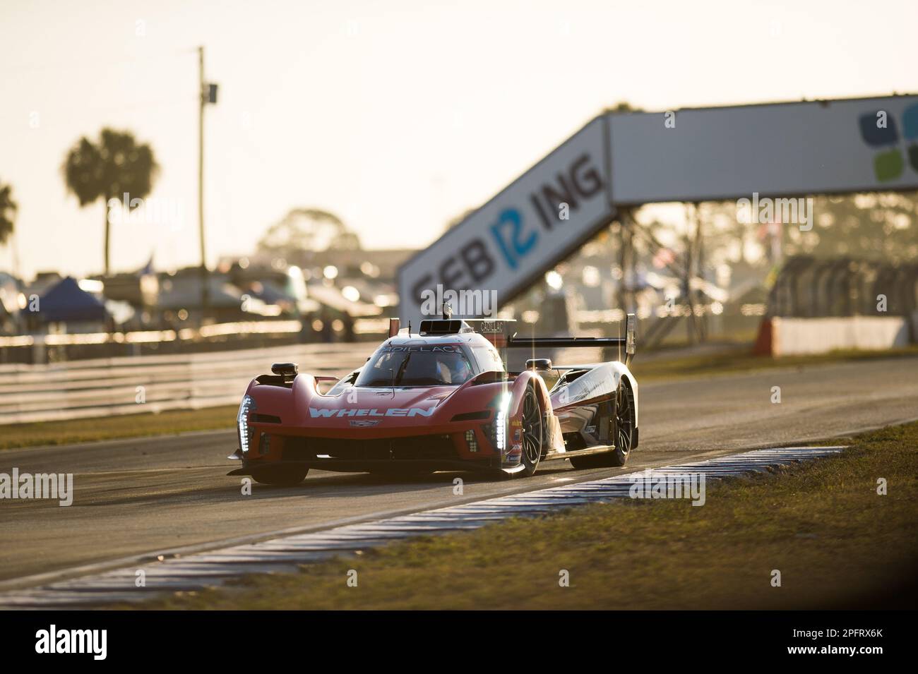 31 DERANI Pio (BRA), SIMS Alexander (gbr), AITKEN Jack (gbr), Whelen Engineering Cadillac Racing, Cadillac V-Series.R, Action während der Mobil 1 Twelve Hours of Sebring 2023, 2. Runde der IMSA SportsCar Championship 2023, vom 15. Bis 18. März 2023 auf dem Sebring International Raceway, Florida USA – Foto: Jan-patrick Wagner/DPPI/LiveMedia Stockfoto