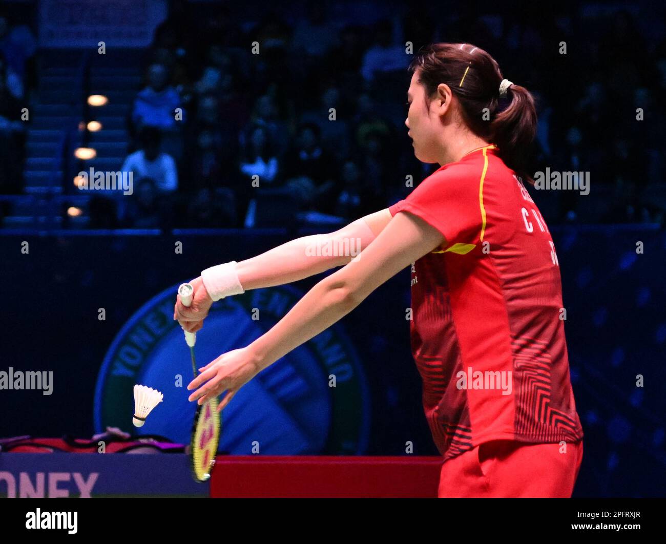 Utilita Arena, Birmingham, Großbritannien. 18. März 2023. 2023 YONEX All England Open Badminton Championships, Halbfinale Tag 5; Kim so Yeong und KONG Hee Yong aus Korea gegen ZHANG Shu Xian und ZHENG Yu aus China im Halbfinale der Damen-Doubles, ZHENG Yu aus China bedient Credit: Action Plus Sports/Alamy Live News Stockfoto