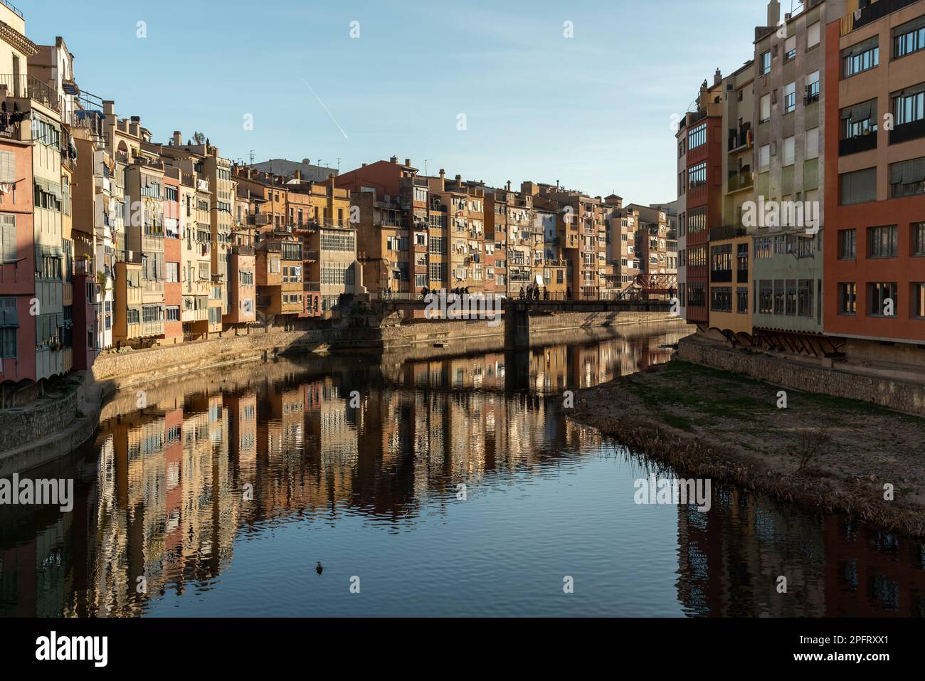 Von den atemberaubenden Reflexionen im Wasser bis zu den bunten Gebäuden und dem historischen Charme ist Girona in Catalunya, Spanien, ein magischer und unvergesslicher Ort Stockfoto