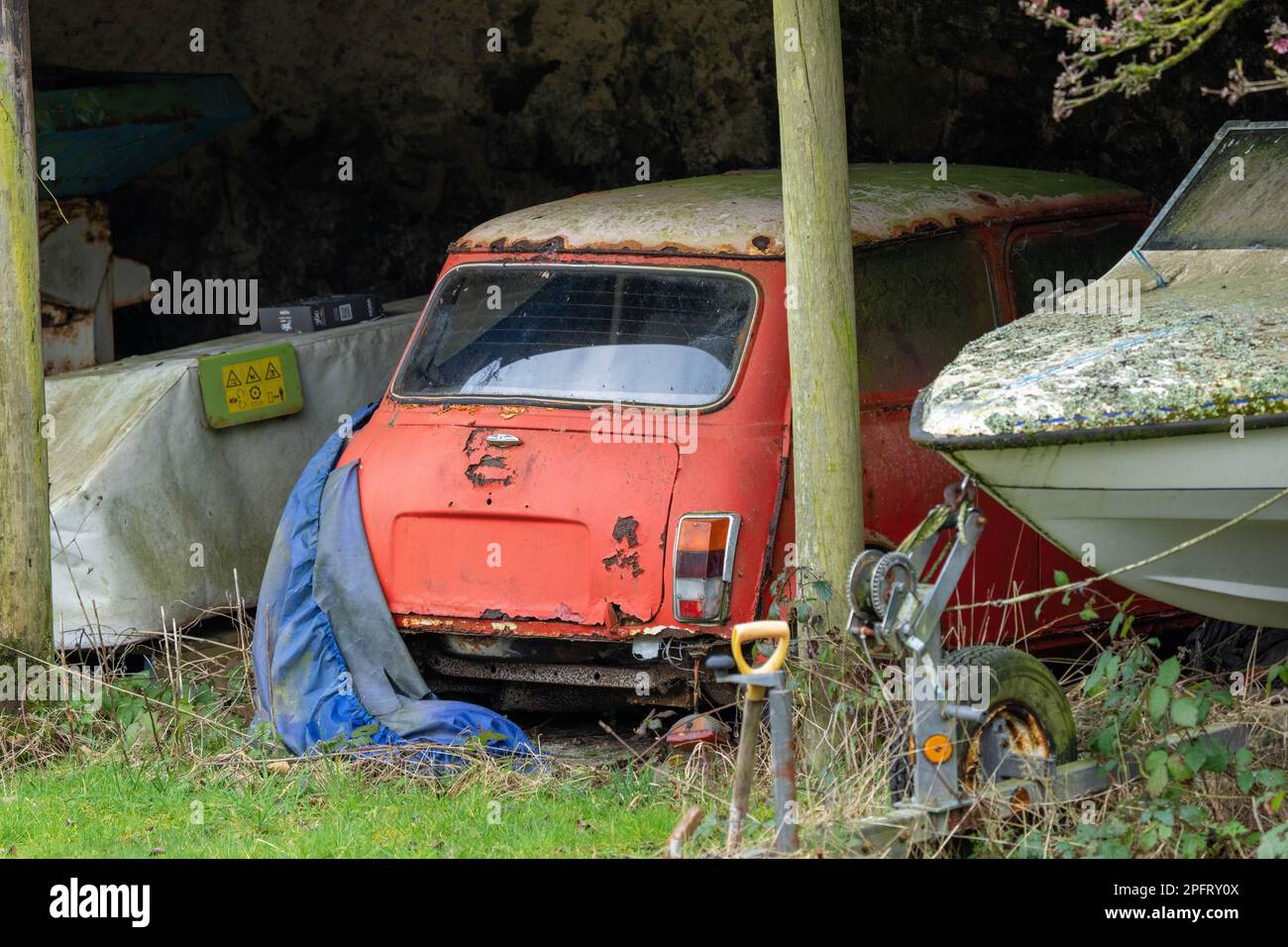 Der Klassiker Mark 2 Mini befindet sich im Reparaturzustand und parkt in einer Garage Stockfoto