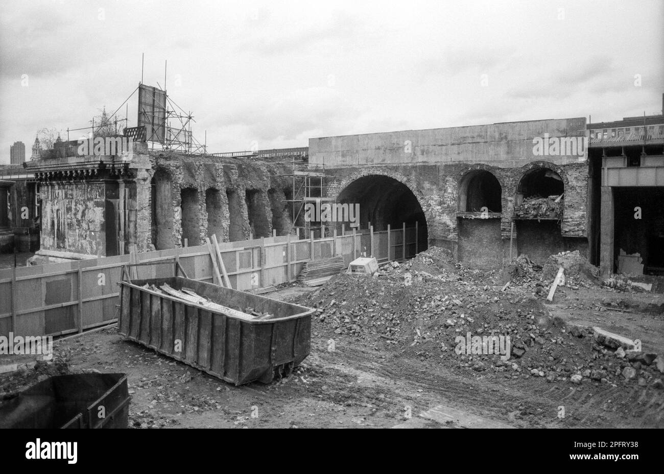 1986 Schwarzweiß-Archivfoto von Abbrucharbeiten am südlichen Ende der Blackfriars Bridge. Standort des alten Blackfriars Goods Depot. Stockfoto
