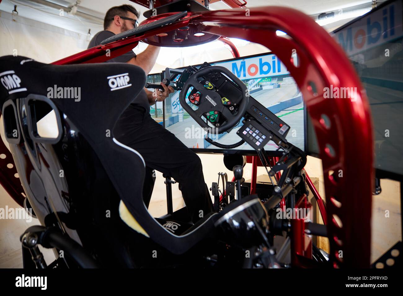 Sebring, Florida, USA. 18. März 2023 APEX Pro Racing Produktpalette professioneller Rennsimulatoren für das Training von Rennfahrern Stockfoto