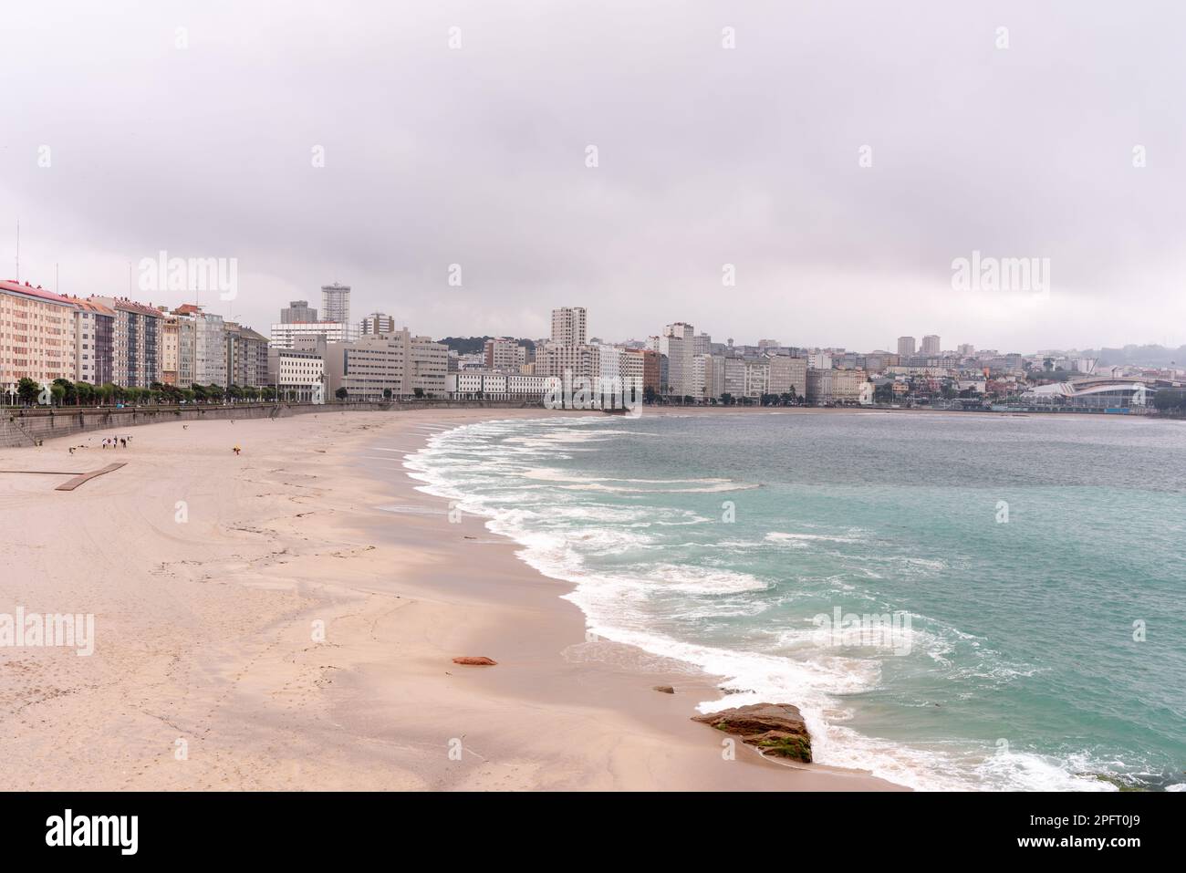 Der weitläufige Sandstrand von La Coruña, Galicien, Spanien, erstreckt sich entlang der Küste und bietet einen atemberaubenden Blick auf den Atlantischen Ozean und die Stadt. Stockfoto