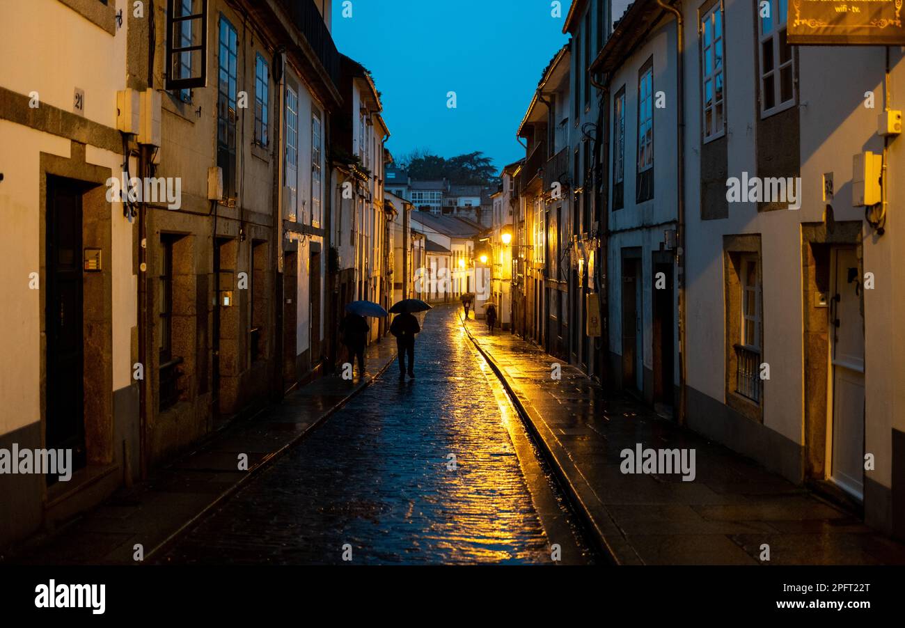 Die regnerischen Plätzen und historischen Gebäude von Santiago de Compostela, Spanien, erstrahlen unter dem Glanz der Straßenlaternen in einer glitzernden Schönheit Stockfoto