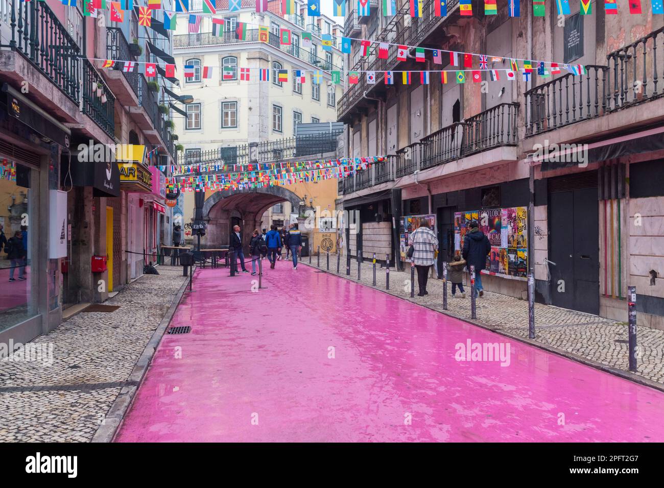 Lissabon, Portugal - 4. Dezember 2022: Rosa Straße (Rua Nova do Carvalho). Stockfoto